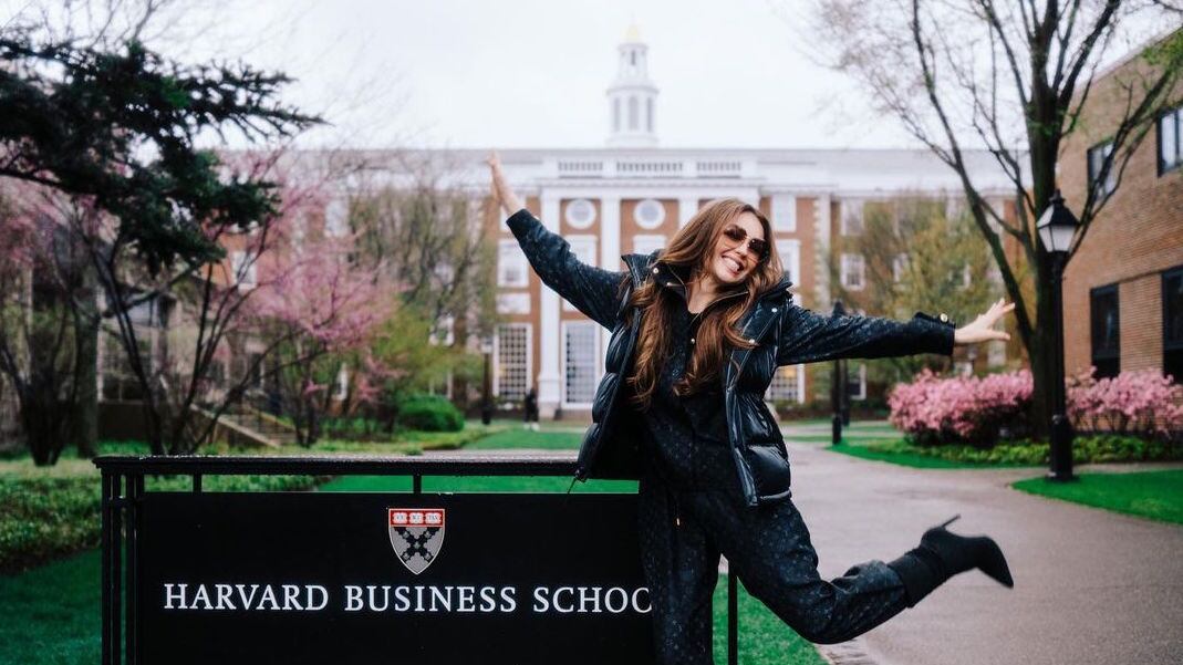 La cantante y actriz fue invitada como ponente en su faceta como empresaria.