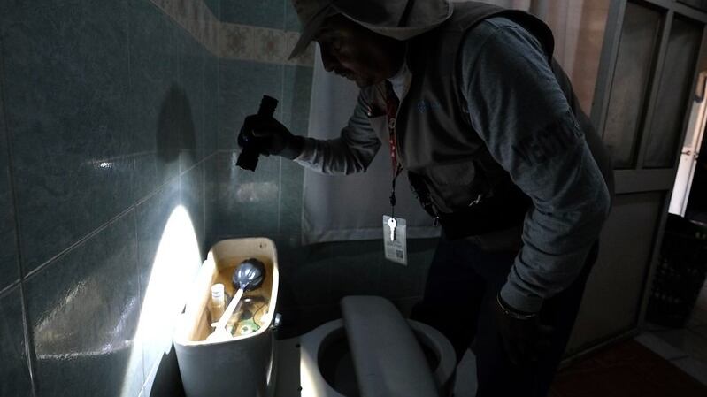 Aunque las bajas temperaturas pueden reducir la actividad del mosquito Aedes aegypti, transmisor del dengue, este sigue representando un riesgo para la salud pública. Especialistas en salud y brigadas de vectores en Jalisco exhortan a la población a mantener las medidas preventivas durante todo el año, destacando que en el interior de las viviendas los microclimas permiten la supervivencia del insecto.