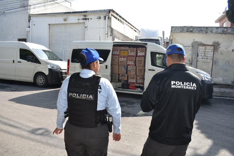 La calle y el domicilio se encuentran vigilados por la Policía de Monterrey.