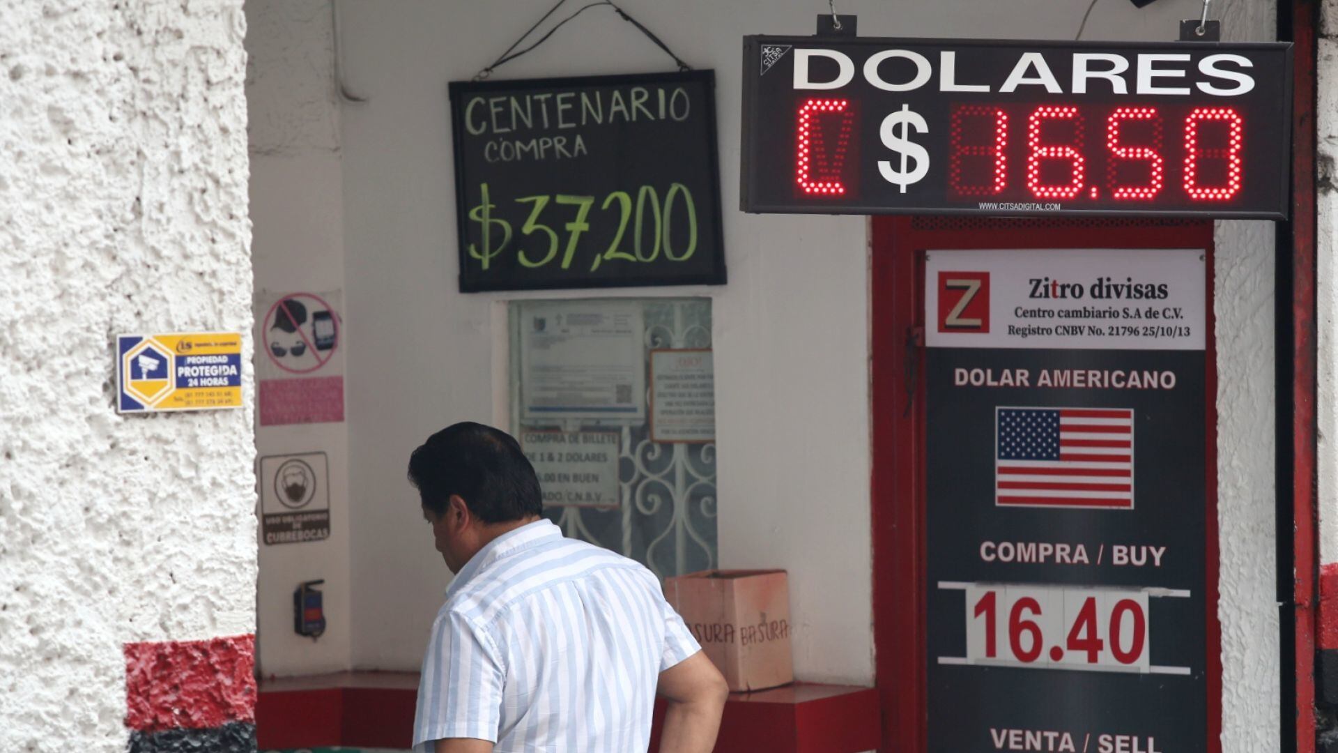 El superpeso recortó 12% al ingreso de las familias que reciben remesas; los exportadores pueden despedir personal para enfrentar el abaratamiento del dólar.