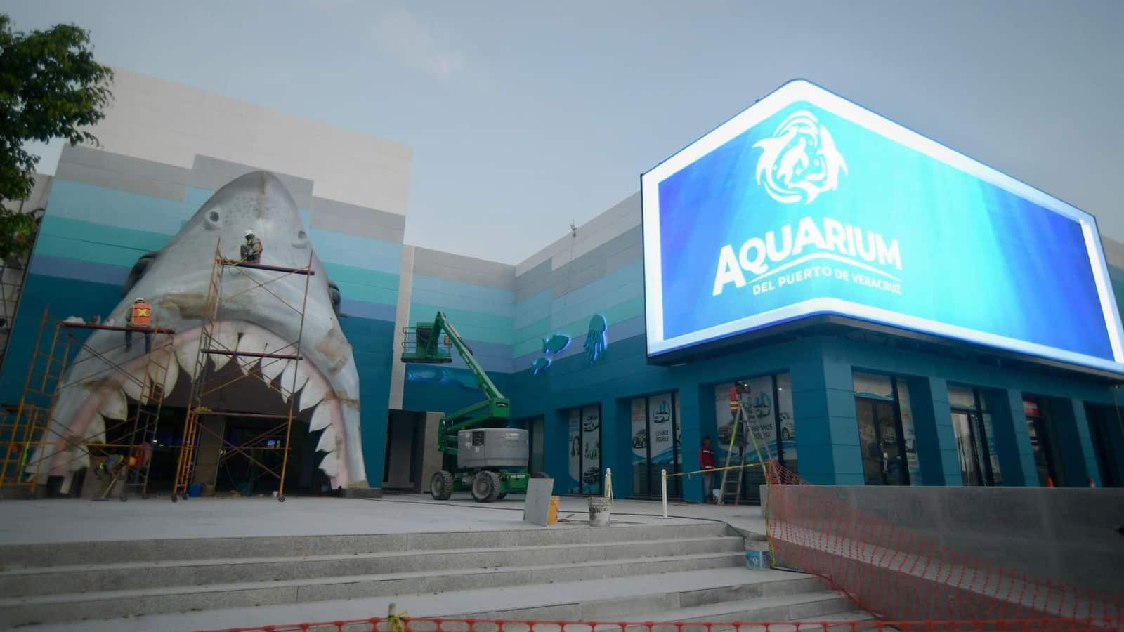 Instalan colosal pantalla interactiva en fachada del Aquarium de Veracruz