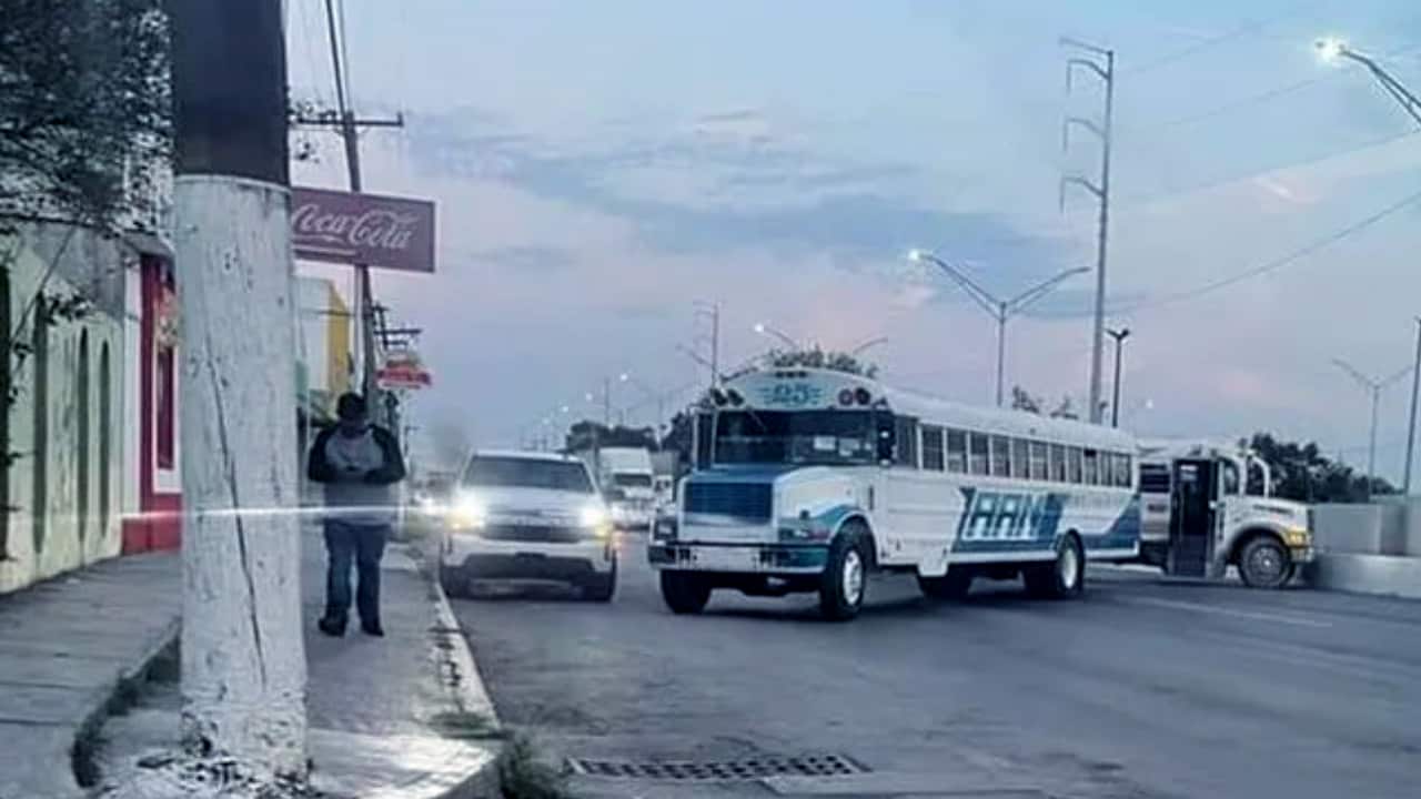 Bloquean-avenidas-con-camión-de-alumnos-de-secundaria