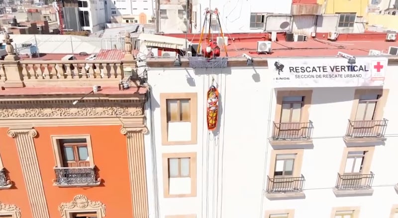 El convoy de la Cruz Roja uno de los más aplaudidos.