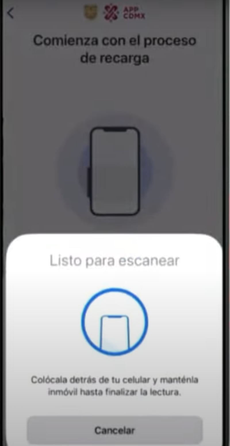 Coloca tu tarjeta en la parte trasera del teléfono.