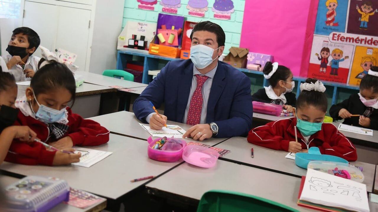 El gobernador volvió a las aulas en la escuela Profesor J. Merced Garza Hinojosa para el reinicio de las clases.