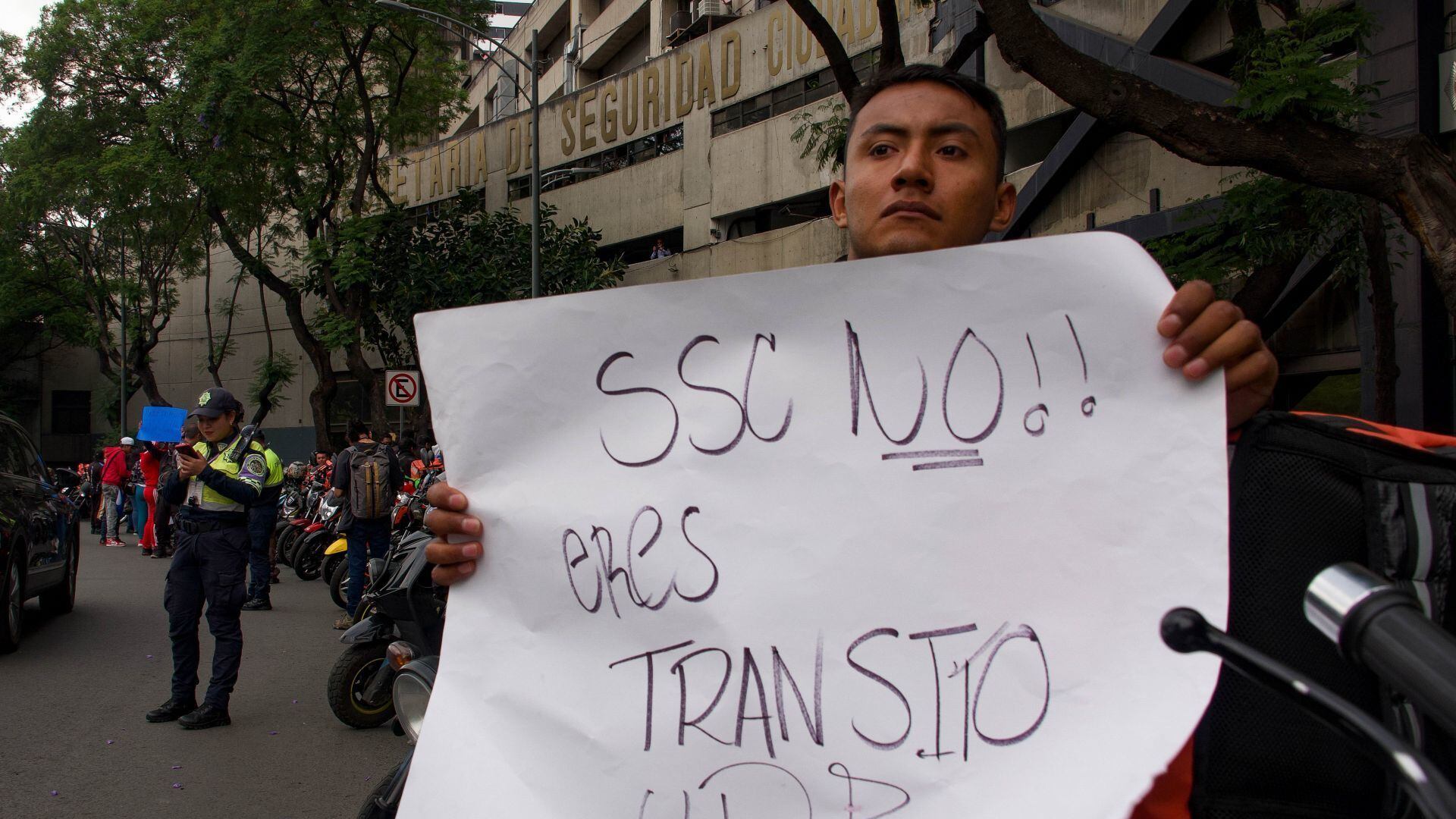 Caravana de repartidores por aplicación en contra de operativos