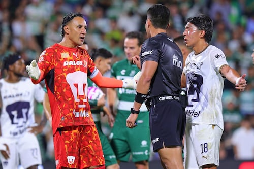 Hugo Sánchez explota contra árbitro del Santos vs. Pumas: “No era penal, la cag..”