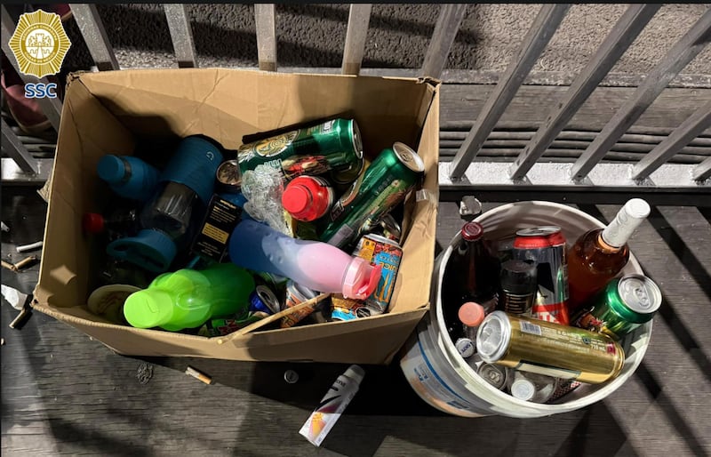 Confiscan botellas de vidrio y alcohol en concierto