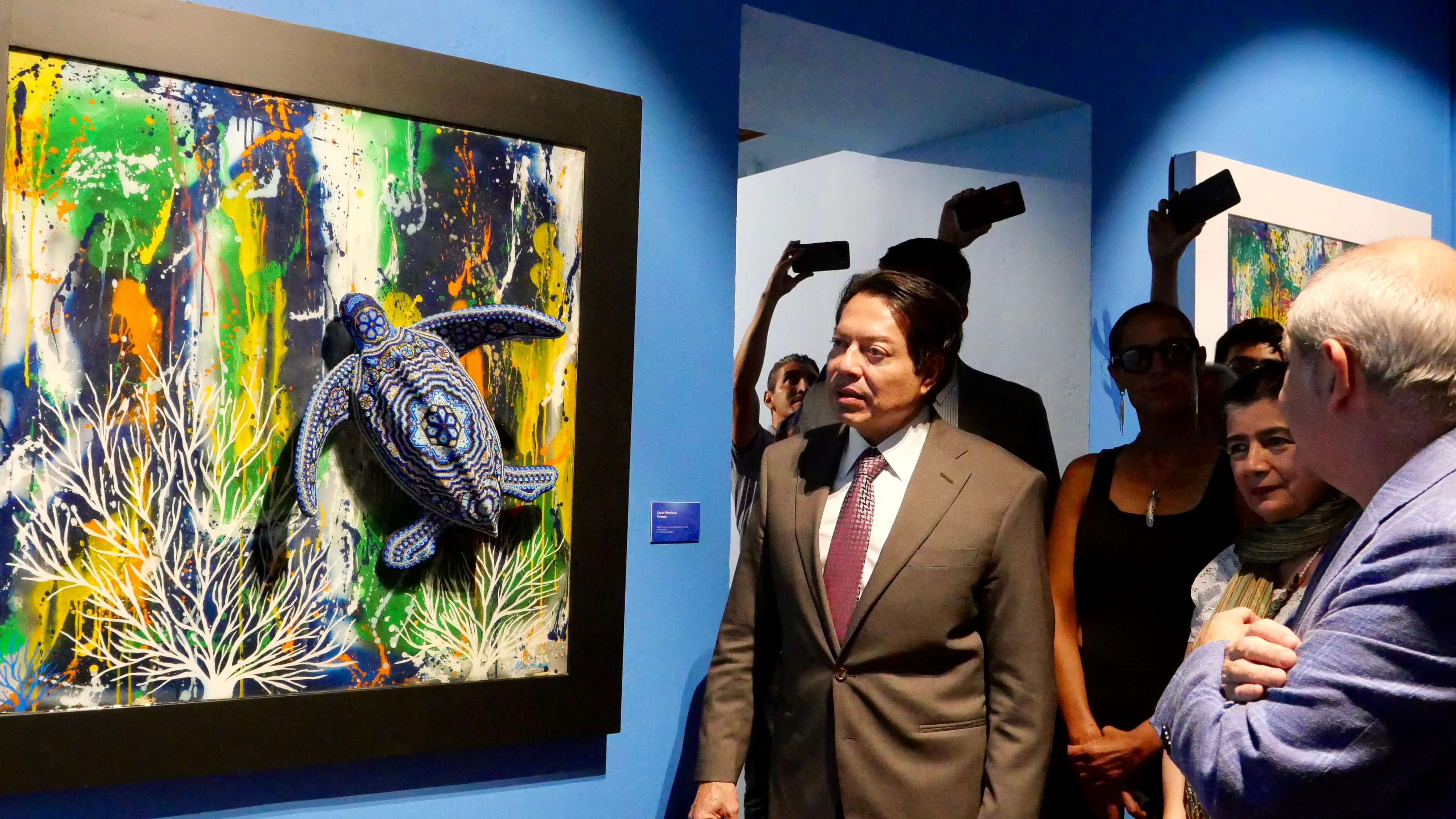 La exposición “Murmullos de los océanos” reúne esculturas y piezas elaboradas con materiales plásticos recuperados de playas y mares