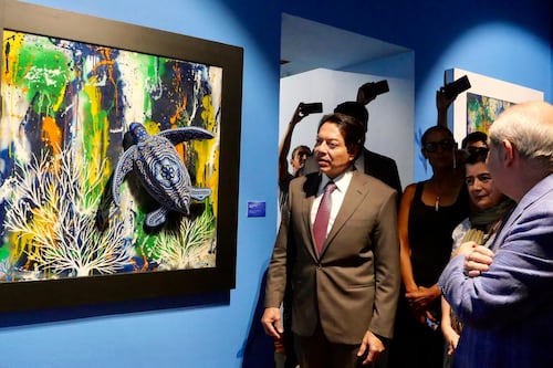 “Murmullos de los océanos”: la exposición de César Menchaca que une arte, reciclaje y conciencia ambiental