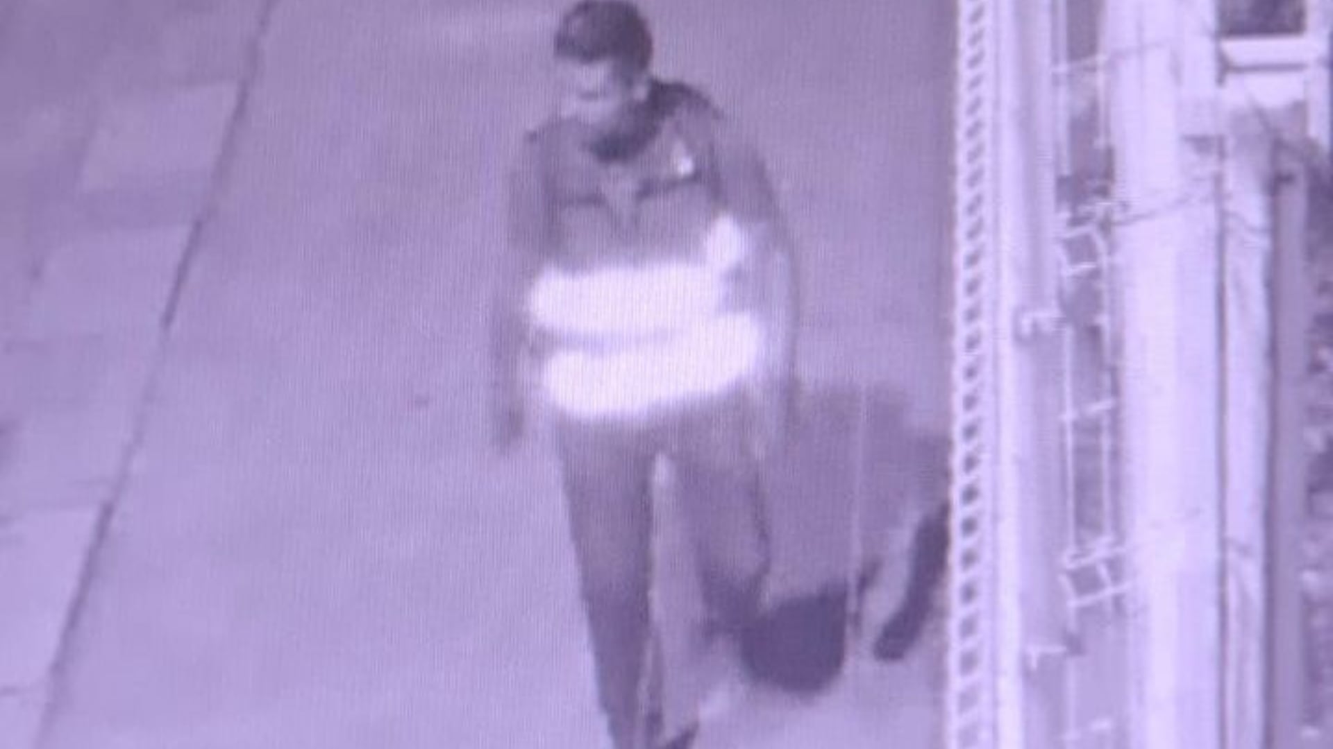 Este “tipejo”, con martillo en mano, maltrata atrozmente a mujeres que laboran y transitan en la zona.