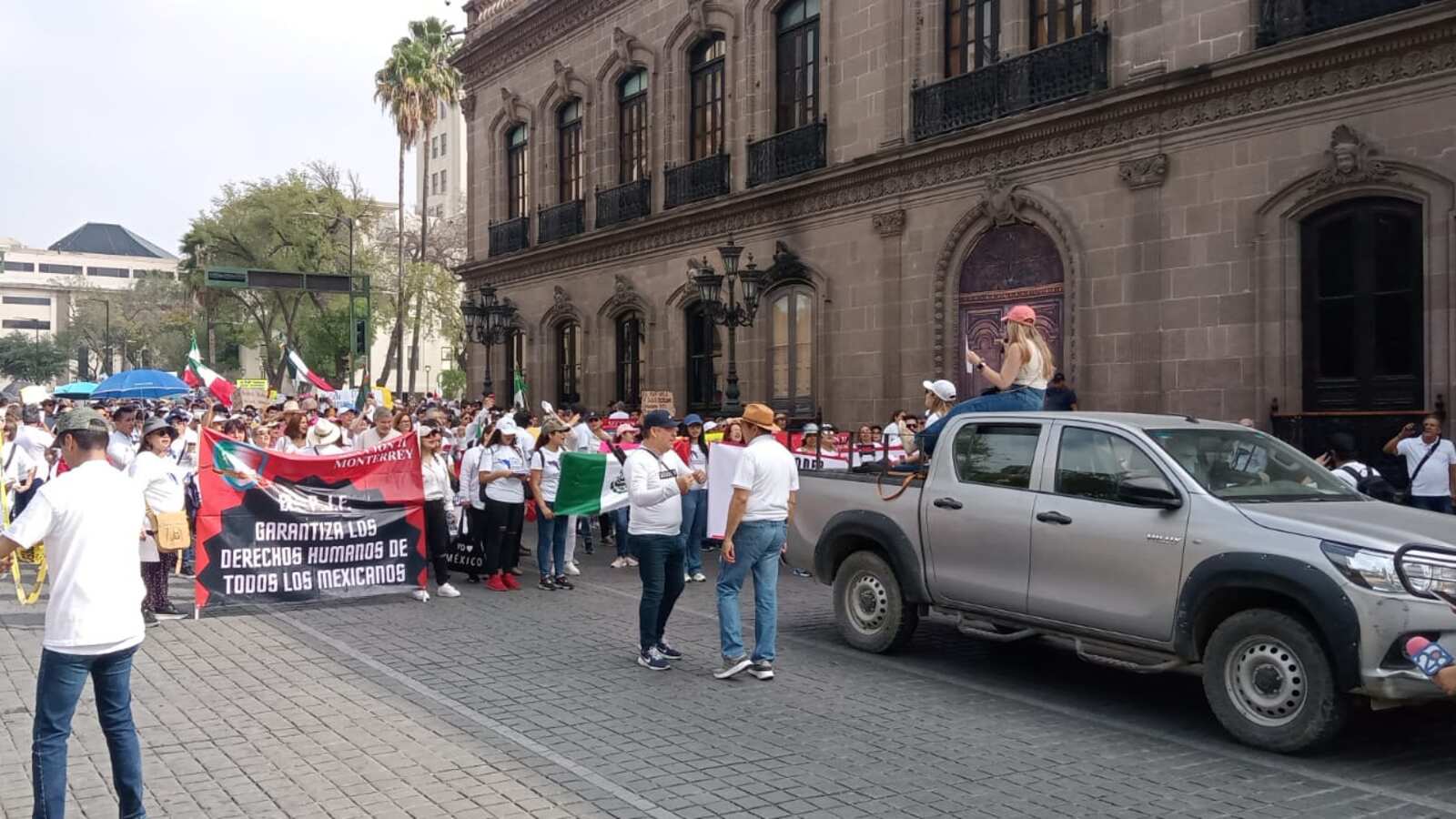 Los manifestantes se congregaron aproximadamente a las 10:00 horas en las calles Zaragoza y 5 de Mayo y recorrieron el circuito de la Macroplaza, finalizando en la Explanada de los Héroes.
