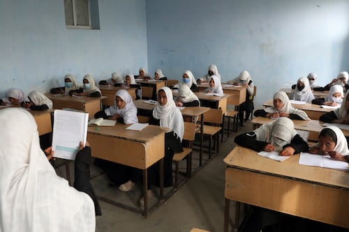 ONU pide a Afganistán permitir a las niñas estudiar secundaria coincidiendo con el inicio del curso