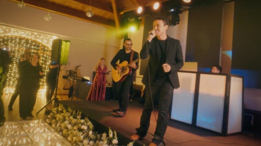 Fonseca sorprende a una fan en su boda al cantar “Qué Suerte Tenerte”