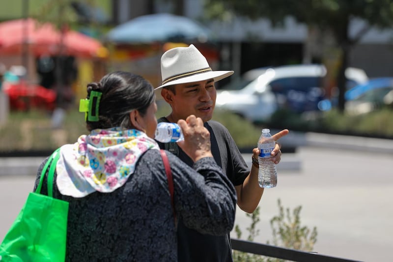 Los transeúntes estaban agobiados por el intenso sol.