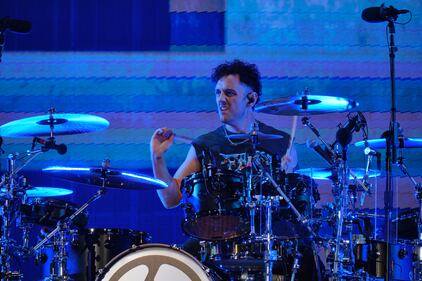 Con la convicción de empezar una nueva etapa a nivel profesional y con el objetivo de reconquistar a sus fanáticos, Linkin Park hizo oficial su visita a México con su presentación en el Estadio GNP Seguros, recinto que fue testigo de temas como "Hybrid Theory”, “Meteora”, "The Emptiness Machine” y "Burn It Down”, los cuales fueron ovacionados por la interpretación de Emily Armostrong, la nueva vocalista de la agrupación, quien no dejó de agradecer el apoyo del público mexicano.