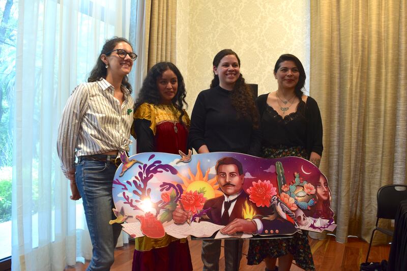 Las escritoras Isabel Zapata, Clyo Mendoza y Karen Villeda junto a la ilustradora Ale de la Torre