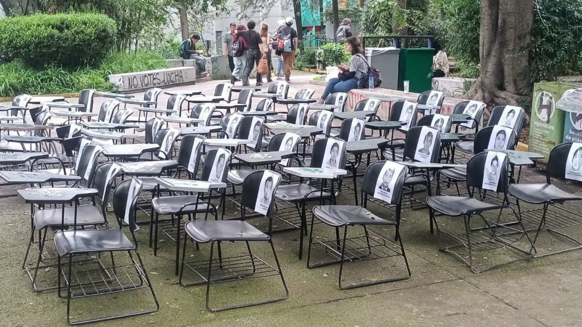 Memorial por los 43 normalistas de Ayotzinapa en la Explanada Alta de la Facultad de Ciencias Políticas y Sociales (FCPyS) de la UNAM-CU. Fue instalado por el Frente Estudiantil Revolucionario como parte de una serie de actividades impulsadas colectivamente con profesoras y profesores, y el Movimiento Revolución.