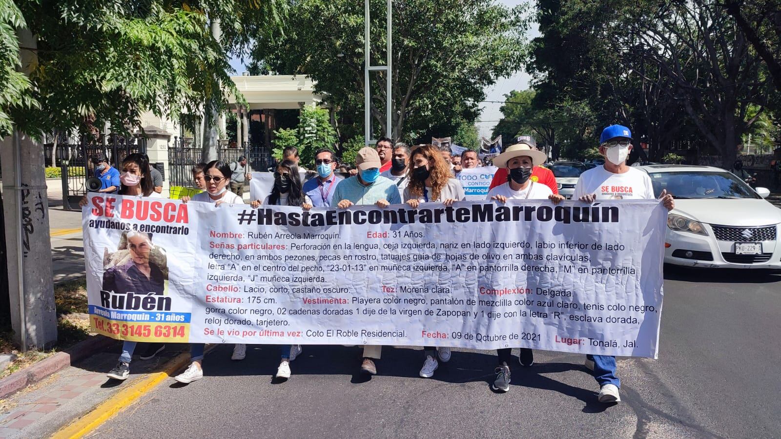 La manifestación reunió a aproximadamente 300 personas, entre familiares, compañeros y amigos de Rubén.