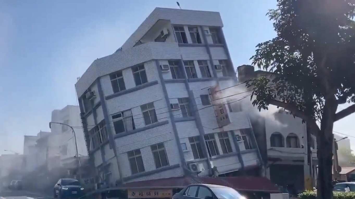 Colapsan edificios tras fuerte terremoto en Taiwán