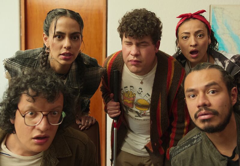 La serie es protagonizada por Alexis Arroyo, Kike Vázquez, Paola Fernández, Guillermo Villegas, Tete Espinoza, Raúl Villegas, Alejandro Calva, Verónica Merchant.