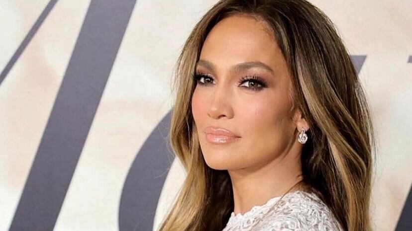 Jennifer Lopez foi a pioneira no estilo calça cargo com sandálias invisíveis e podemos provar