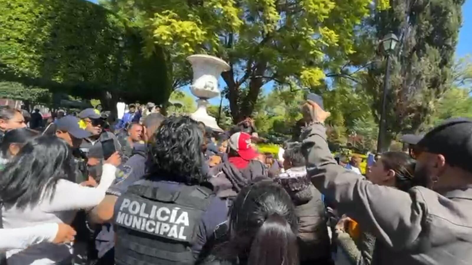 Confrontación entre comerciantes ambulantes y Policía Municipal.
