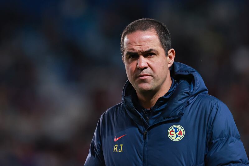 André Jardine calentó el Clásico Joven.