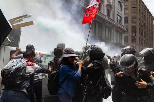 “Solución, no queremos represión”: CNTE acusa bloqueo policial tras marchas en el Zócalo