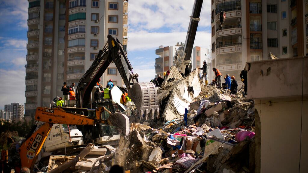.Rescatan a recién nacida entre escombros tras sismo en Siria