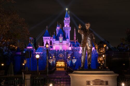 ¡El Castillo de la Bella Durmiente vuelve a brillar!, Disneyland reabre