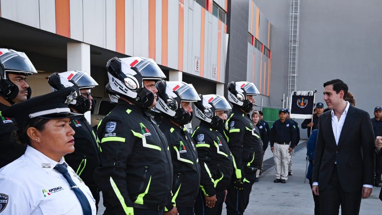 Garza Arredondo dialogó con elementos policiacos, a los que reconoció su desempeño durante los primeros 100 días de gobierno.