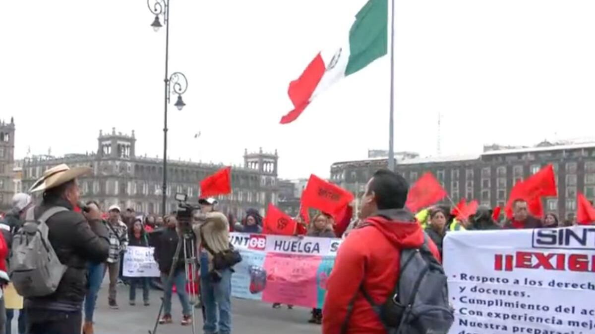 Sindicato Independiente del Colegio de Bachilleres protesta frente a Palacio Nacional.