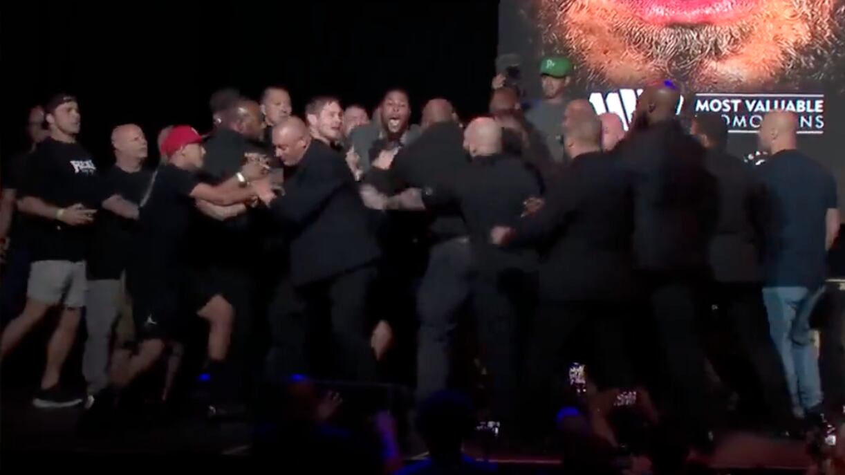 Los peleadores y sus equipos chocaron en plena conferencia I Redes