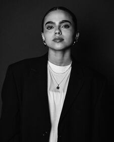 La influencer originaria de Monterrey ha cautivado a su comunidad a través de su autenticidad, al explorar distintos estilos y siluetas, sin importar los estereotipos. Invitando así a sus seguidores a abrazar la originalidad, comodidad y creatividad desde diversos aspectos de la vida.