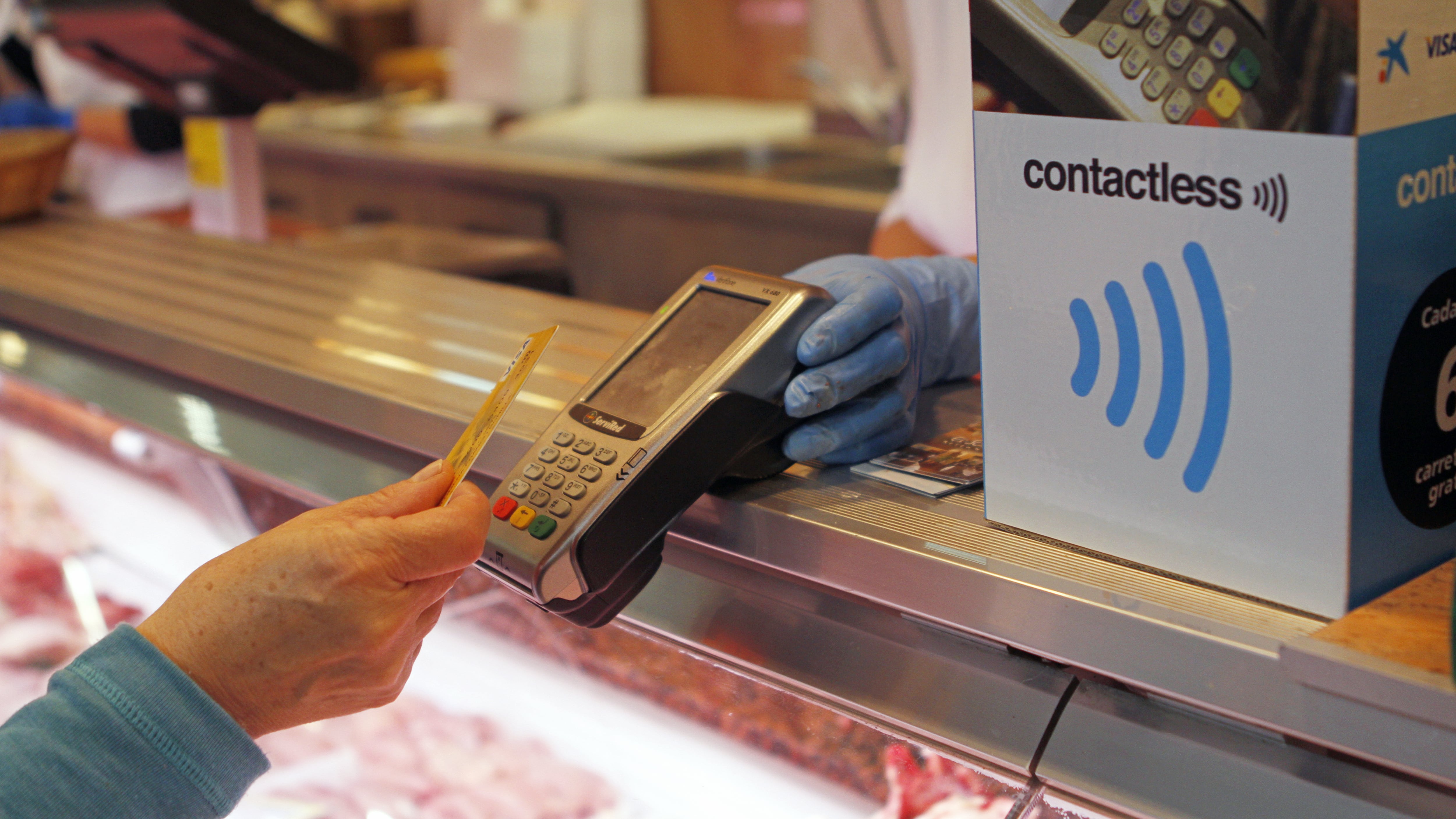 Las tarjetas infoless y contactless no manejan ningún dato o número de cuenta del cliente y no necesitas deslizarla ni introducirla en la terminal bancaria.