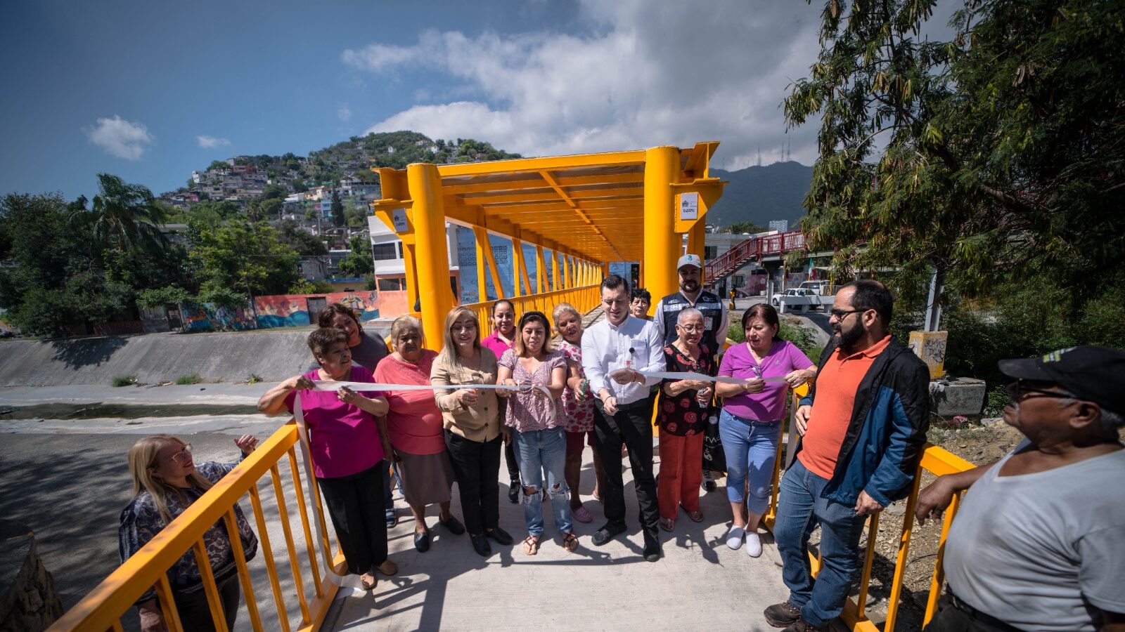 Colosio Riojas y los vecinos cortaron el listón inaugural.