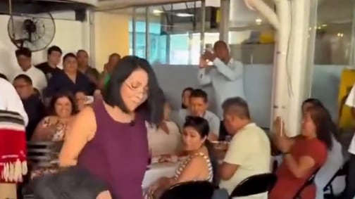 Esthela Damián bailando