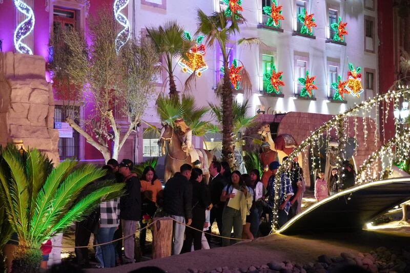 Luces que ya casi se apagan del primer cuadro de la ciudad en el mega pesebre que en breve aguardará un año en salir.