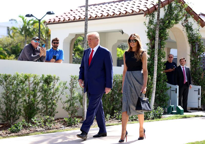 PALM BEACH, FLORIDA - 08 DE NOVIEMBRE: El ex presidente de Estados Unidos, Donald Trump, y la ex primera dama, Melania Trump, caminan juntos después de votar en un centro de votación instalado en el Morton and Barbara Mandel Recreation Center el 08 de noviembre de 2022 en Palm Beach, Florida. Después de meses de campaña de los candidatos, los estadounidenses están votando en las elecciones de mitad de período para decidir carreras reñidas en todo el país. (Foto de Joe Raedle/Getty Images)