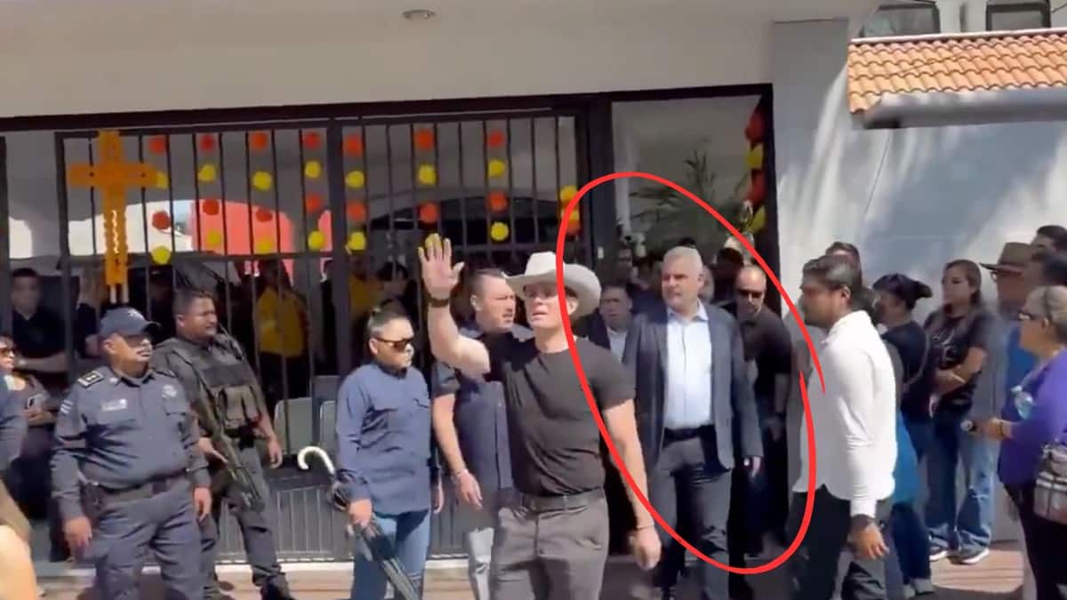 “¡Lárgate!”: Entre gritos y reclamos, el gobernador Ramírez Bedolla acude al funeral de Carlos Manzo en Michoacán