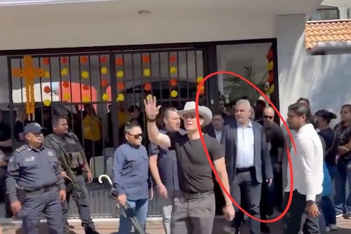 “¡Lárgate!”: Entre gritos y reclamos, el gobernador Ramírez Bedolla acude al funeral de Carlos Manzo