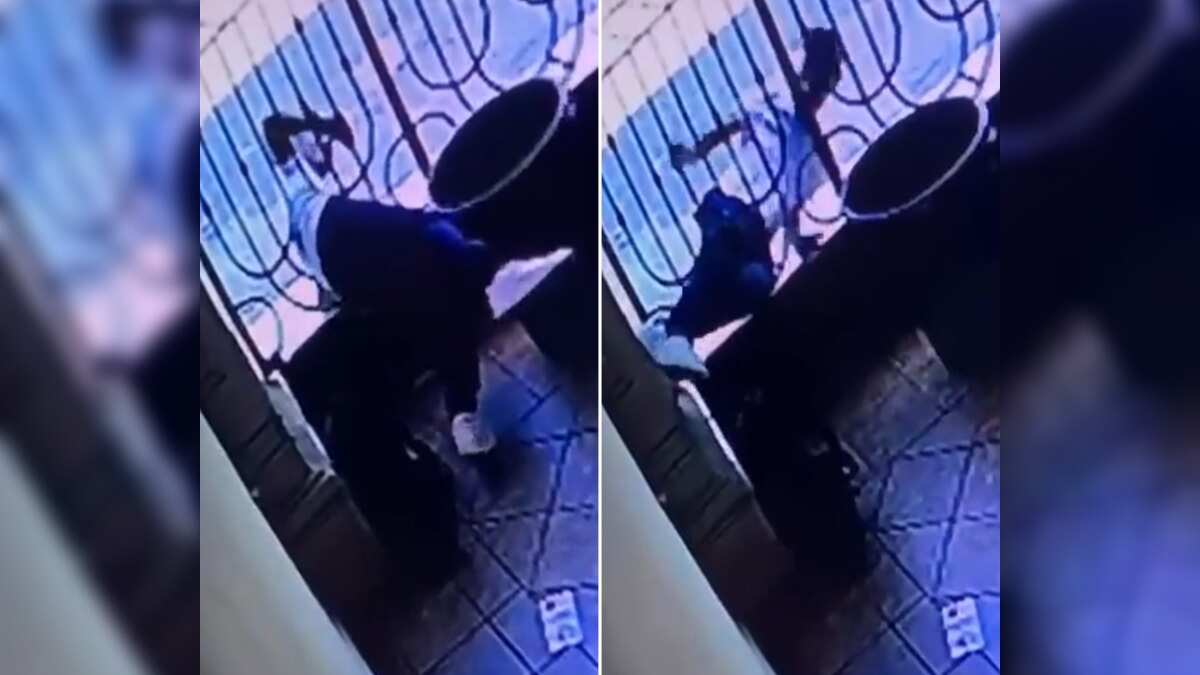 El hombre no tuvo el menor problema para salir.