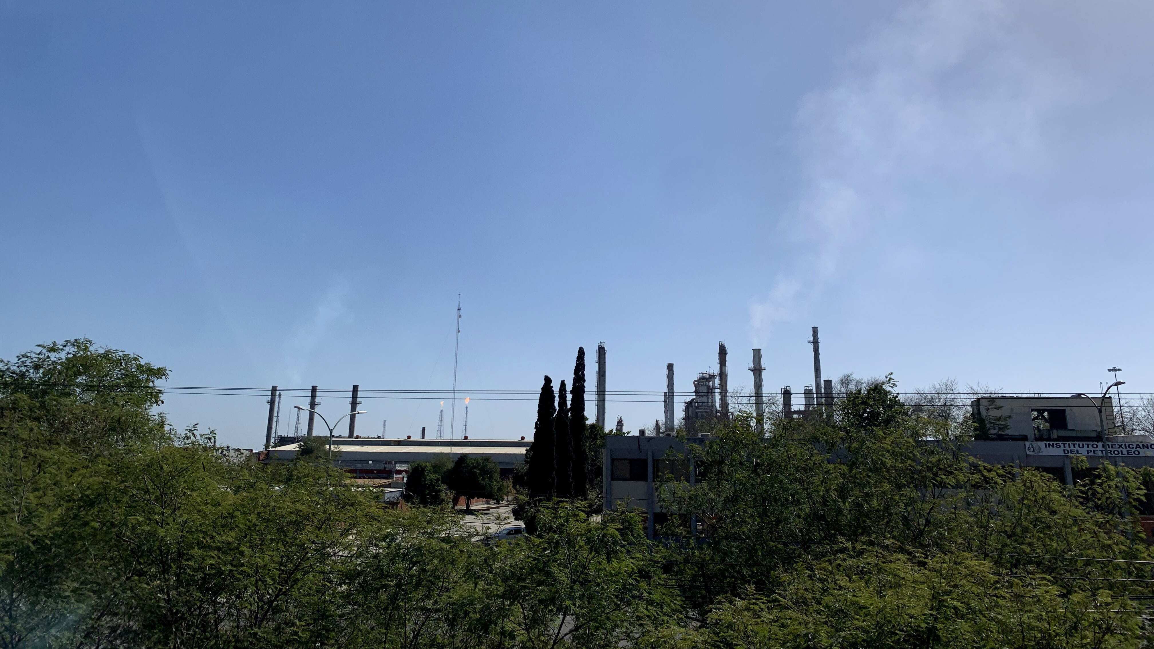 El gobernador indicó que las futuras generaciones no deben seguir respirando aire contaminado.