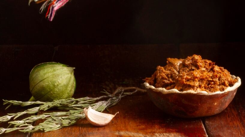 Este encuentro reúne dos proyectos que comparten una misma convicción: cocinar con respeto, celebrar la biodiversidad y reconocer la autoría y el trabajo de las comunidades que sostienen las cocinas tradicionales de México.