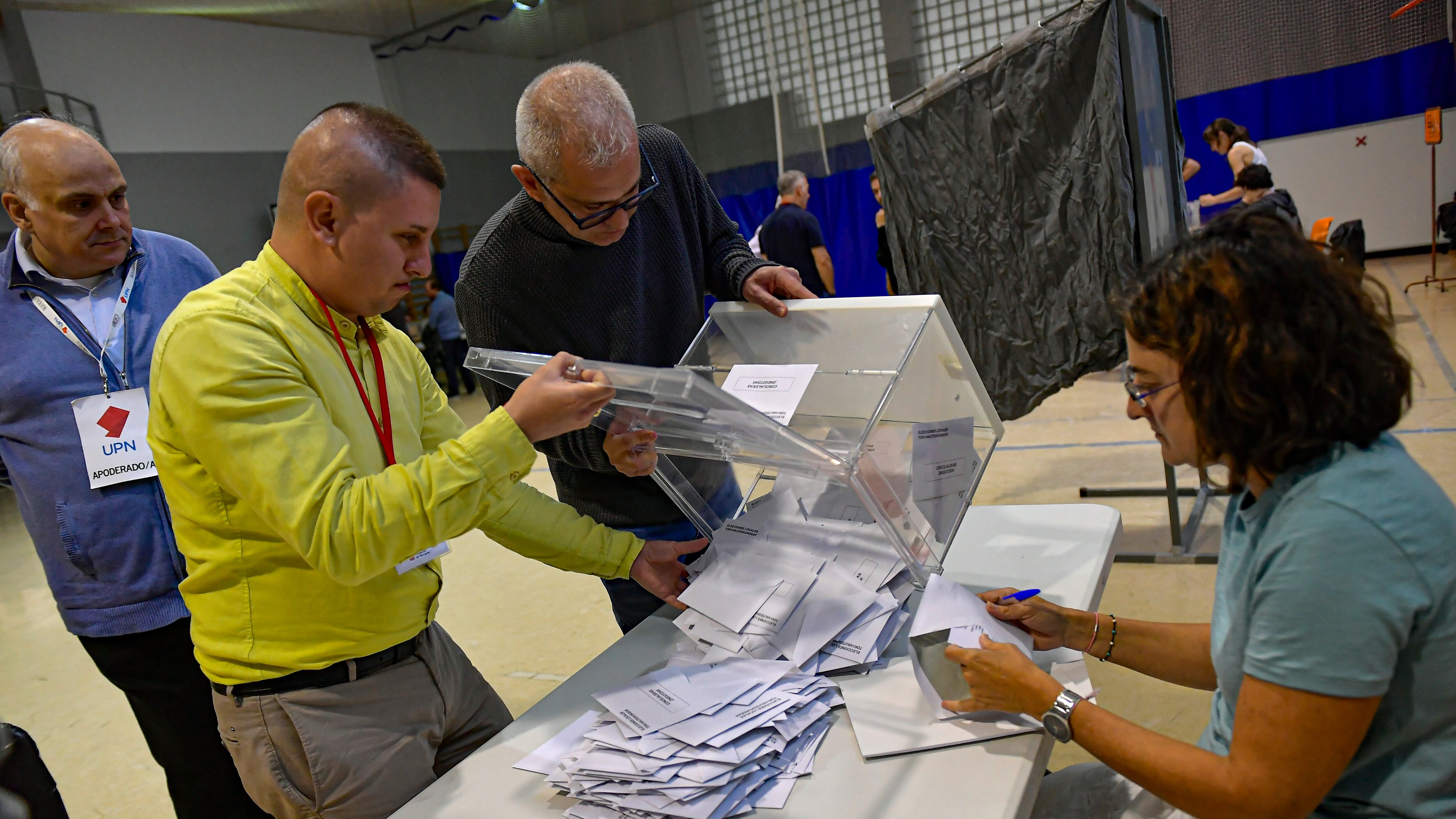 ARCHIVO - Funcionarios electorales cuentan votos en un colegio electoral para las elecciones regionales, en Pamplona, norte de España, el domingo 28 de mayo de 2023. El presidente del Gobierno español, Pedro Sánchez, anunció el lunes 29 de mayo de 2023 que convocó elecciones generales anticipadas para el 23 de julio en un movimiento sorpresa después de que su partido socialista recibiera una dura paliza en las elecciones locales y regionales. (Foto AP/Álvaro Barrientos, Archivo)