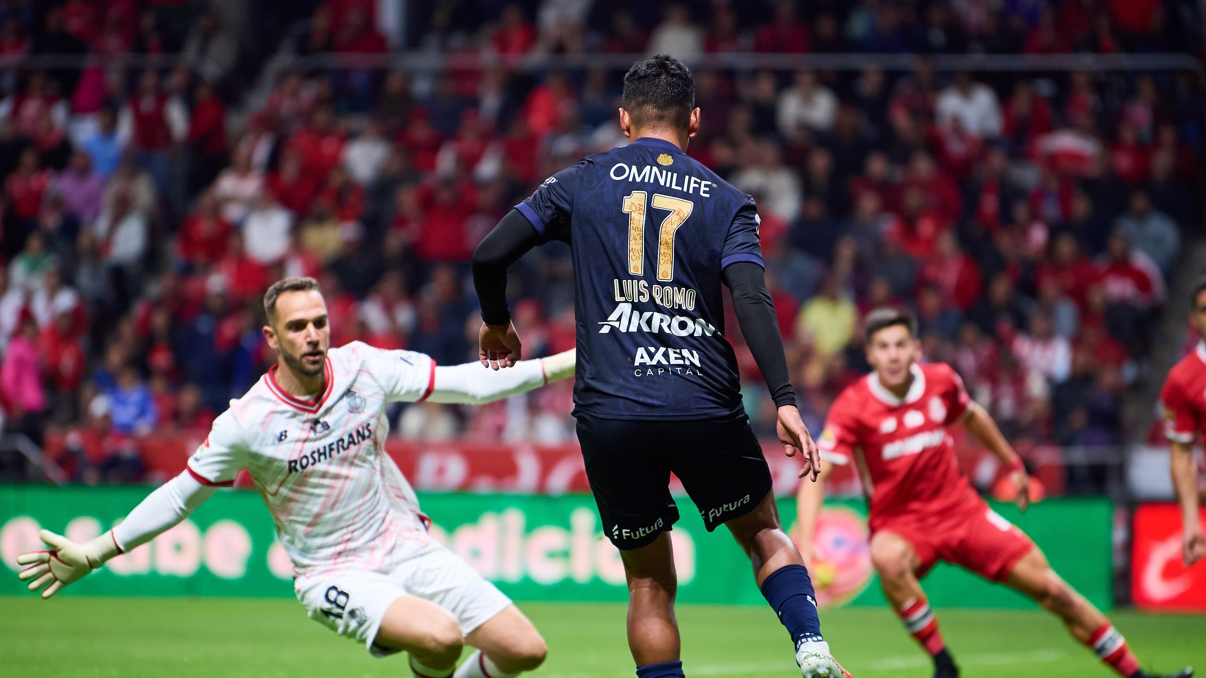 Luis Romo comete una terrible falla con Chivas