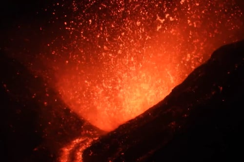 Reportan ríos de lava y lluvia de ceniza en Sicilia por erupción del volcán Etna