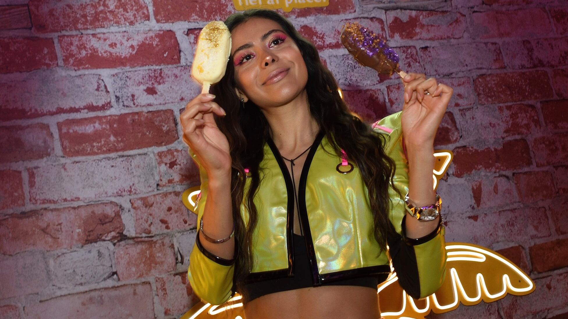 JVKE, autor de Golden Hour, crea una nueva versión basada en los sonidos del sol y para celebrarlo también lanzan dos nuevas paletas: Moonlight y Sunlight.