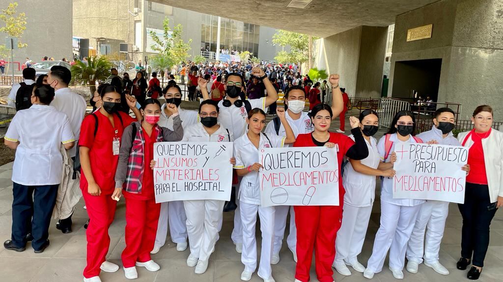 Los alumnos de Medicina se manifestaron pacíficamente afuera del Congreso.